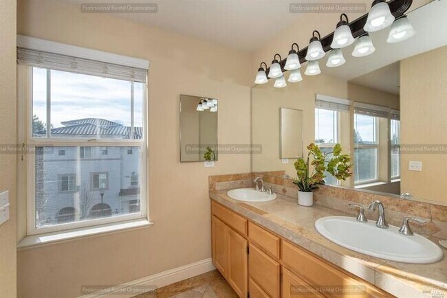 Building Photo - Elegant-Ideally located-Windsor Green End ...