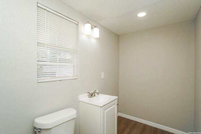 Building Photo - 614 N Sabinas St