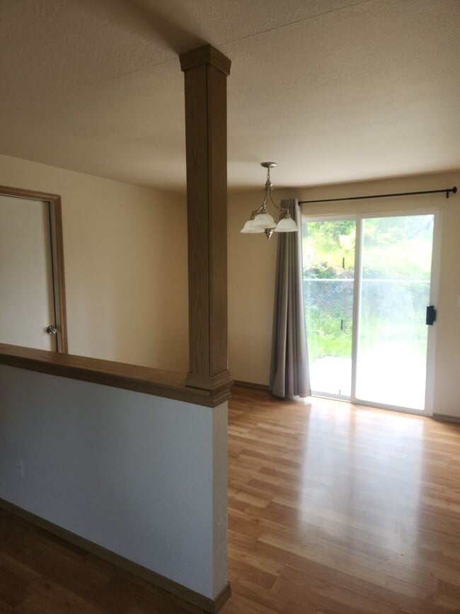 Building Photo - Rambler Available For Rent!!
