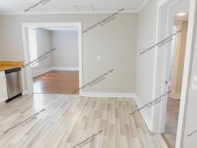 Building Photo - 936 Albert St SW