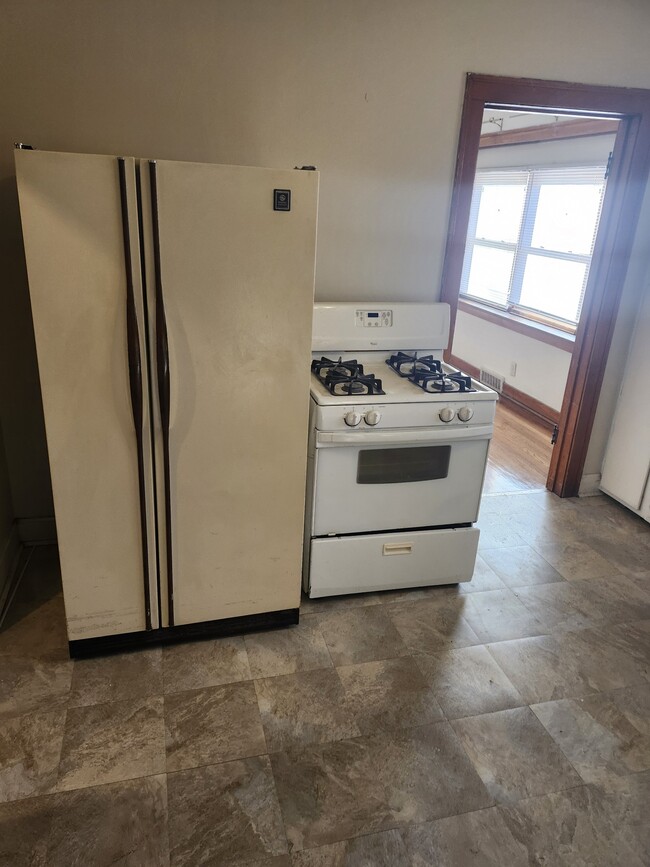 Large side by side fridge/freezer & gas stove - 4249 Hohman Ave