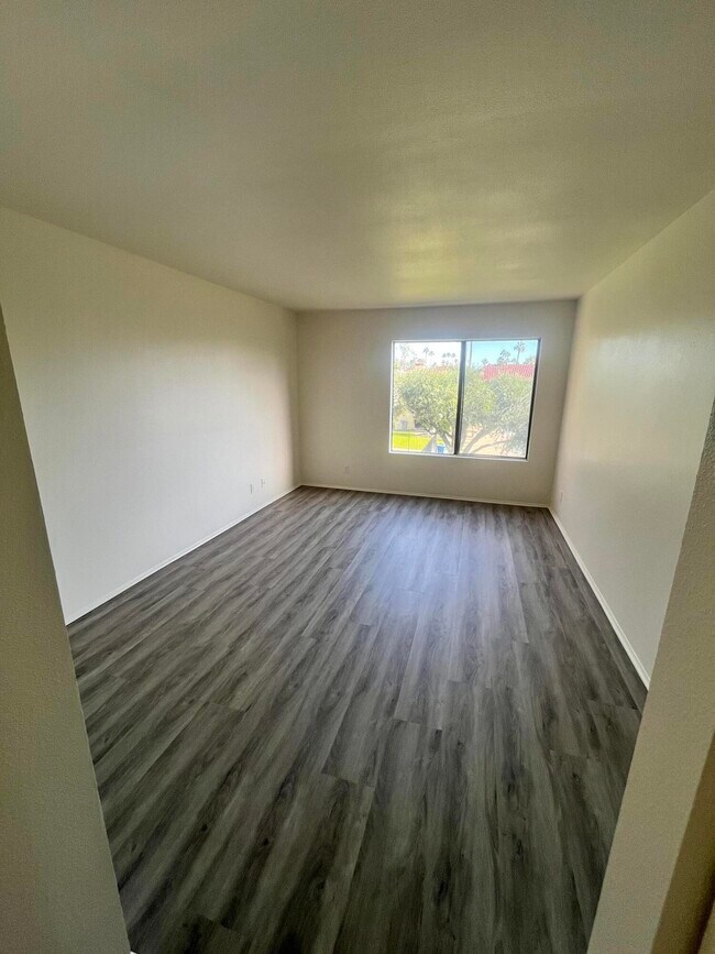 Building Photo - 1407 N Sunrise Way