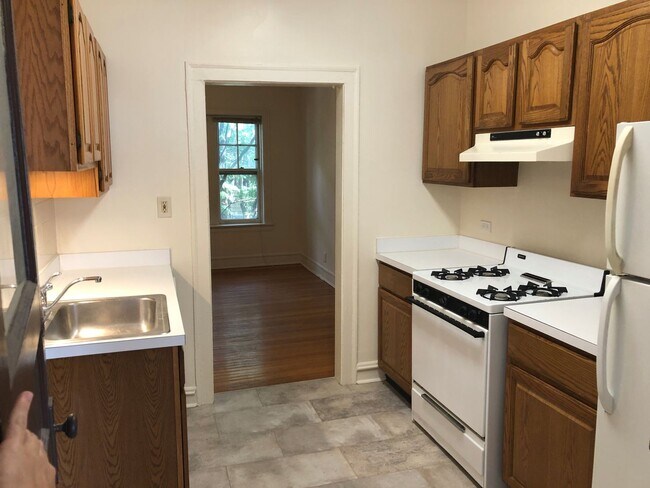 Building Photo - Lincoln Square 2 Bedroom