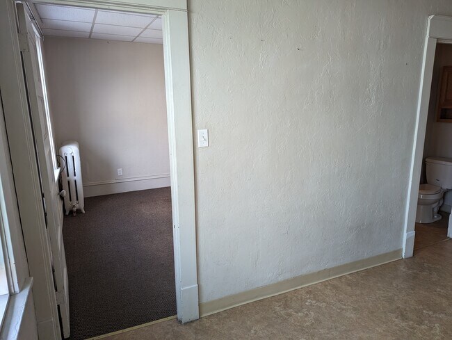 Building Photo - 220-2 Lloyd St