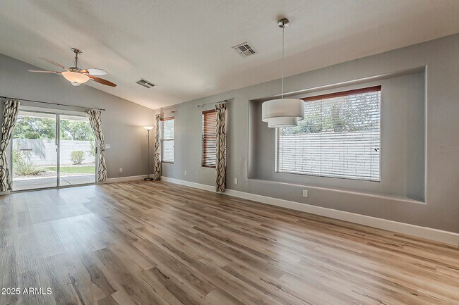 Building Photo - 2020 W Carter Rd