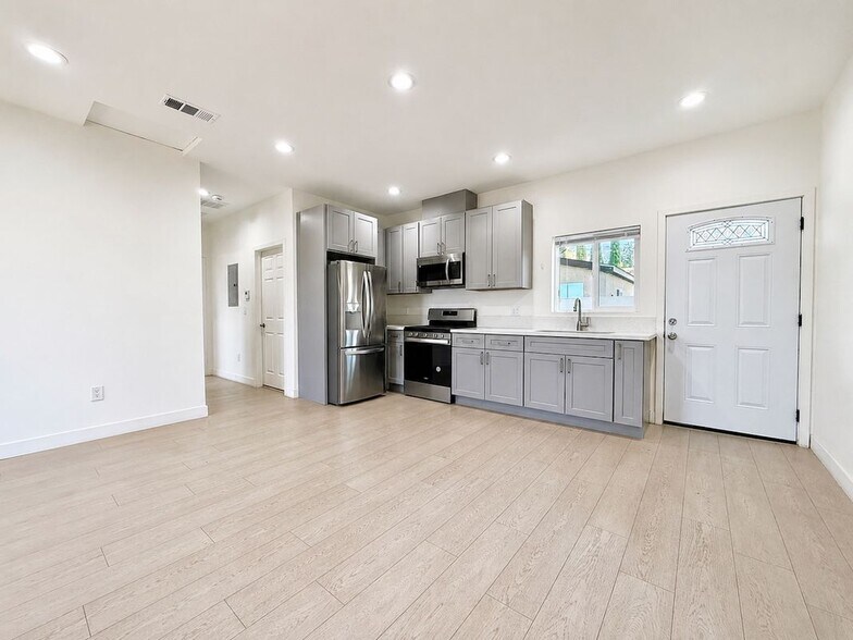Building Photo - 10723 Rhodesia Ave