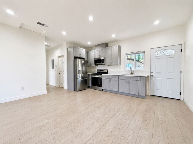 Building Photo - 10723 Rhodesia Ave
