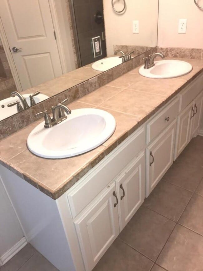 Building Photo - Meander Estates! Large corner lot 3/2/2 Co...
