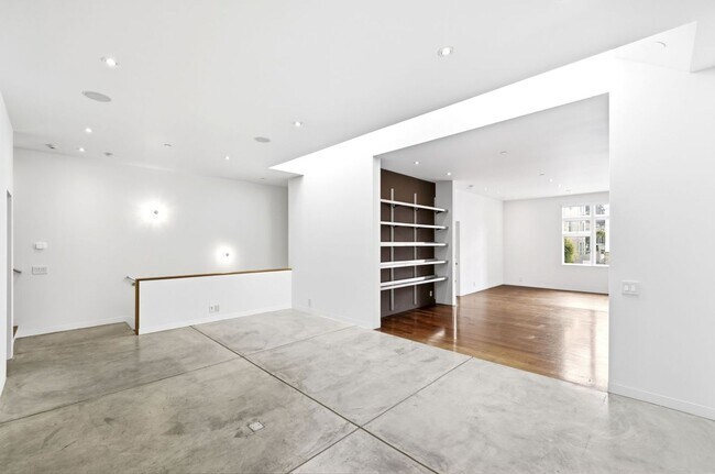 Building Photo - 1076 S Van Ness Ave
