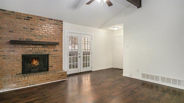 Building Photo - 2107 Mistletoe Ave