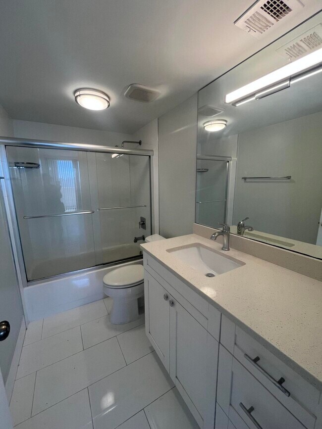 Building Photo - 5600 N Flagler Dr