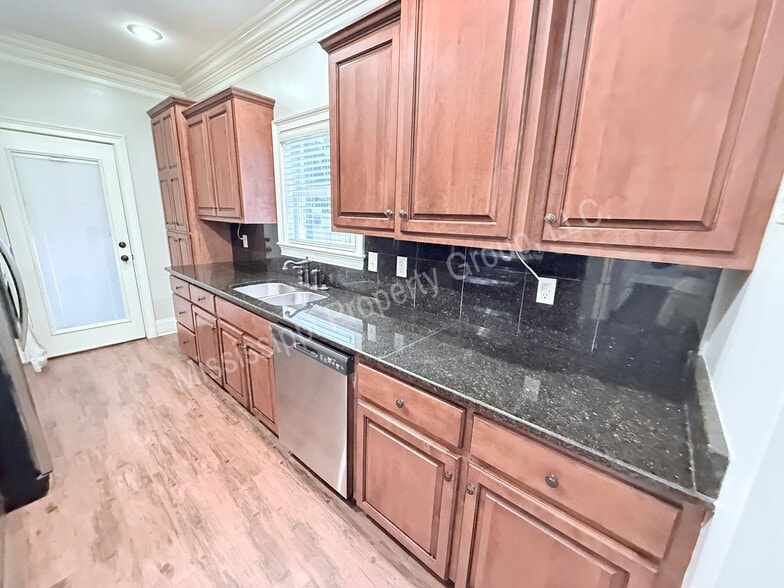 Building Photo - 120 Falls Grove