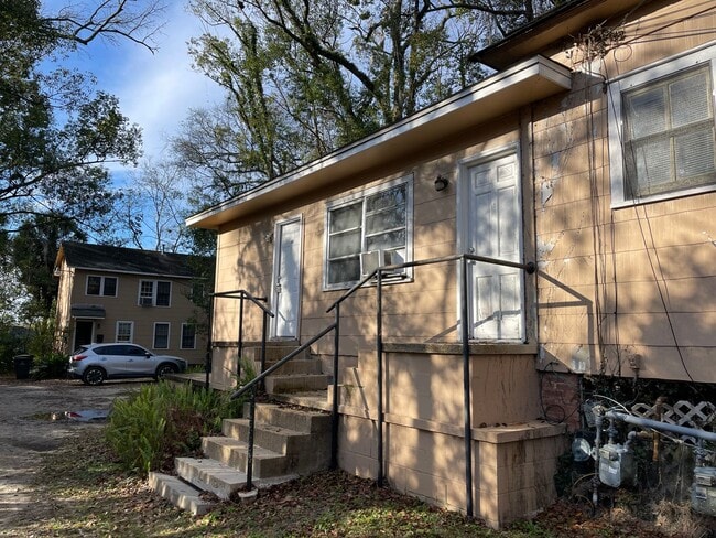 Building Photo - DOWNTOWN 1BR /1BA