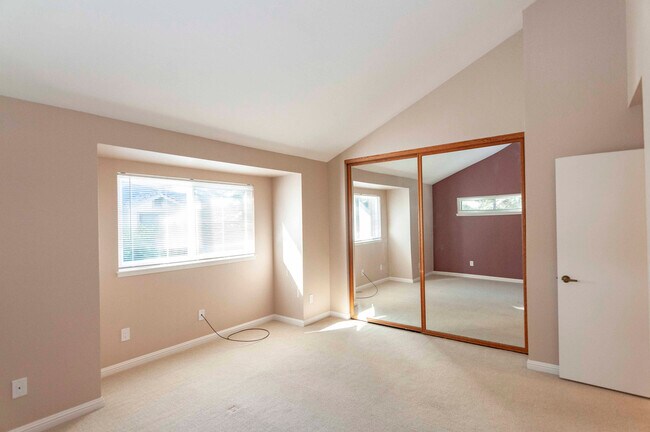 Building Photo - Quiet and Spacious 2 story townhouse in be...