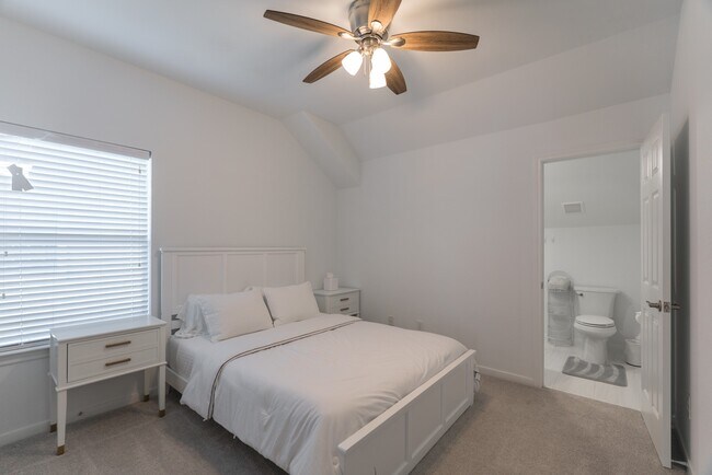 Building Photo - 135 S Rocky Point Cir