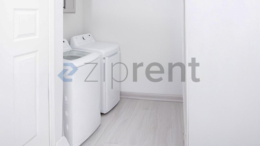 Building Photo - 532 Rohan Dr