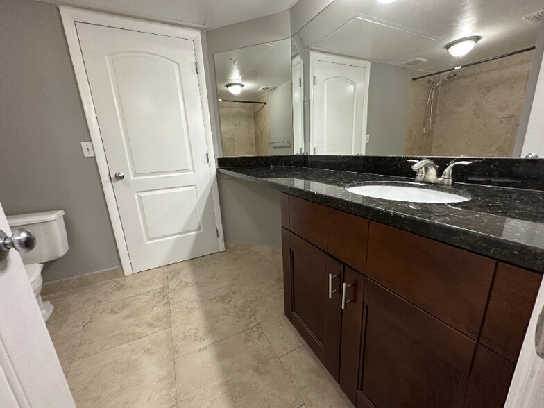 Building Photo - 2811 N Oakland Forest Dr