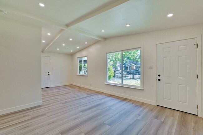 Building Photo - Charming updated 3 bedroom, 1 bathroom hom...