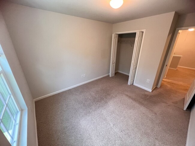Building Photo - Gorgeous 3 bedroom, 2 1/2 bathroom two-sto...