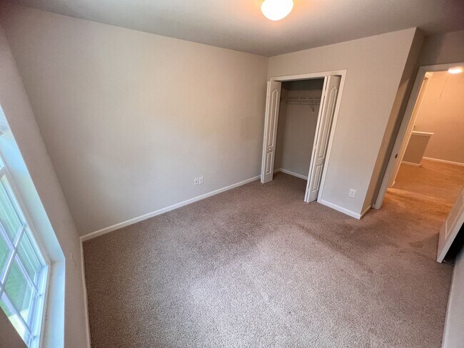 Building Photo - Gorgeous 3 bedroom, 2 1/2 bathroom two-story home in Winston Salem