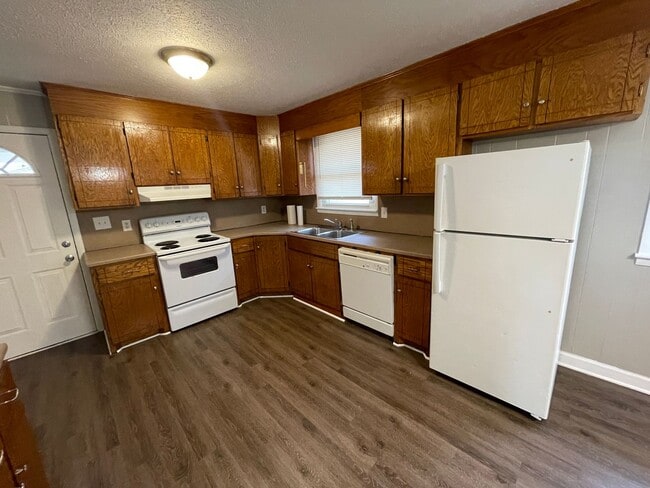 Building Photo - 3/1 House Available Now