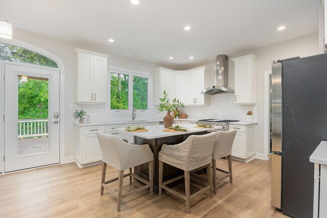 Building Photo - Stylish Renovation with Golf Course Views ...