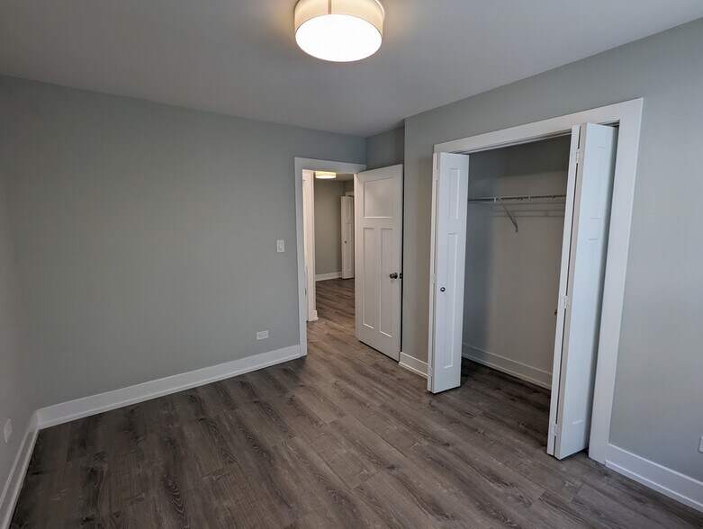 Building Photo - 456 W Barry Ave