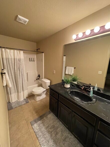 Building Photo - 450 Remson Ln