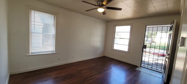 Building Photo - Spacious two bedroom cottage with central ...