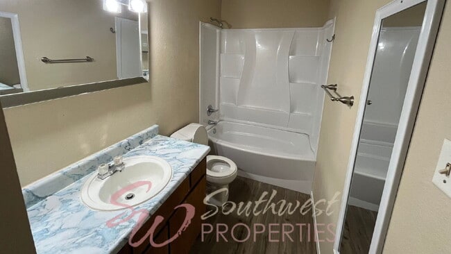 Building Photo - Move in Ready 2 bedroom 1 bath apartment -- Walk to Campus!