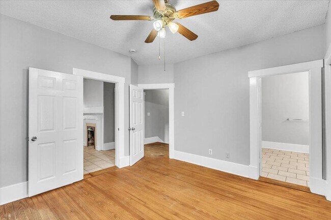 Building Photo - 3 bedroom 2 bath Downtown Savannah apartment