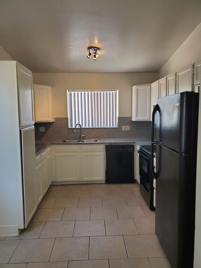 Building Photo - No HOA! North Phoenix 3 Bedroom Home with Large Yard & Garage