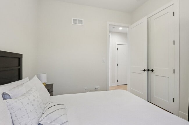 Building Photo - 4119 N Ashland Ave