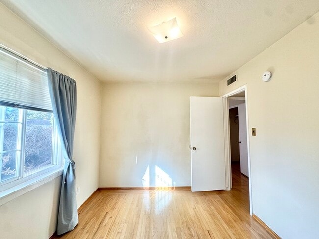 Building Photo - Stunning 3-bedroom, 2-bathroom home with a bonus room/office!