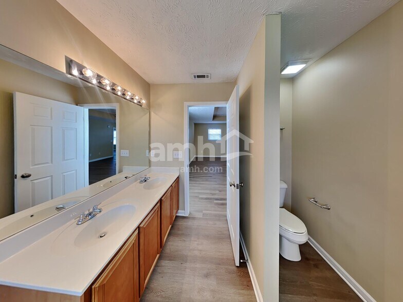 Building Photo - 5527 Middlebury Dr