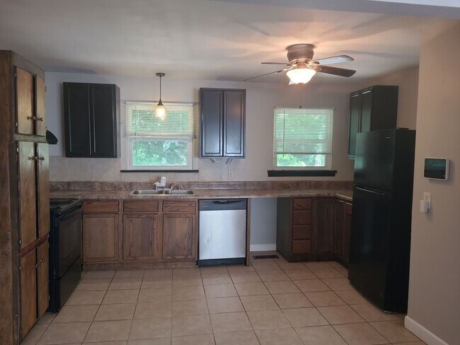 Building Photo - 4 Bedroom 2 Bath Move In Ready!