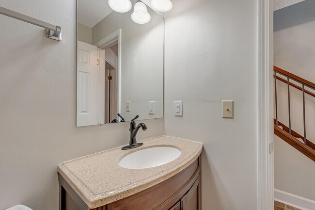 Building Photo - 208 Southlake Ct