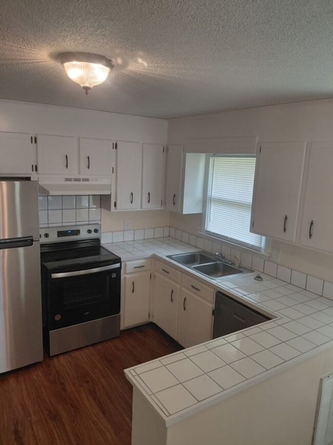 Building Photo - 3108 Plantation Dr