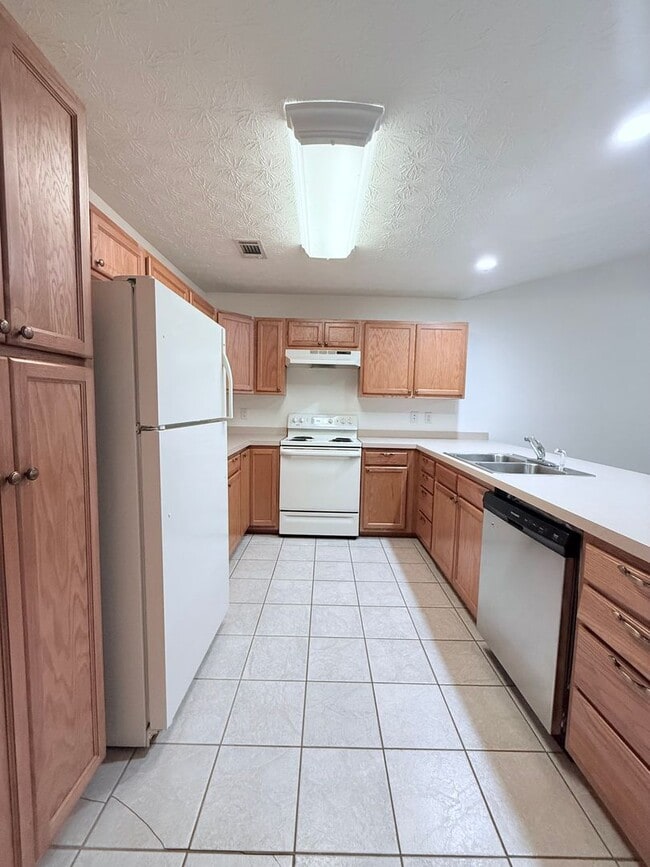 Building Photo - Ranch Style end unit townhome in great Gainesville location