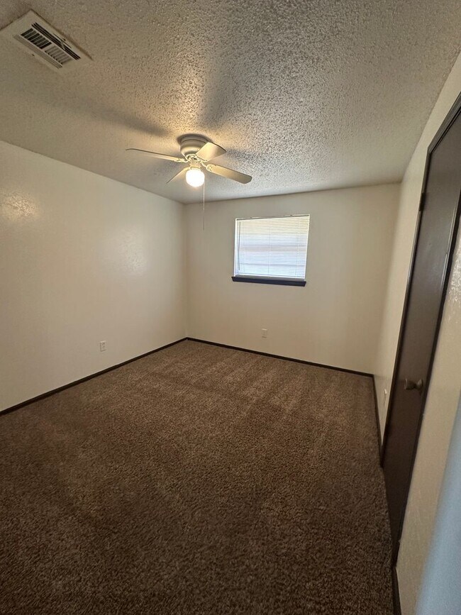 Building Photo - Spacious 4 bed, 1.5 bath