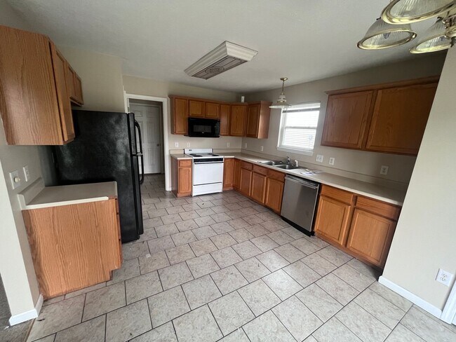 Building Photo - 3 Bedroom, 2.5 Bathroom Duplex