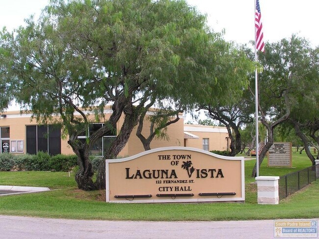 Building Photo - 9 Doral Dr
