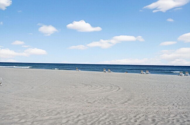 Building Photo - 3400 N Ocean Dr