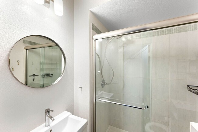 Building Photo - Modern 2BD, 2BA LoHi Townhome with Rooftop...