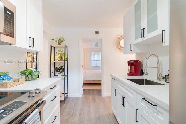 Building Photo - 312 SW 12th Ave