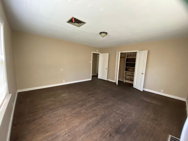 Building Photo - Spacious, remodeled 4 Bed, 2 Bath Home in ...