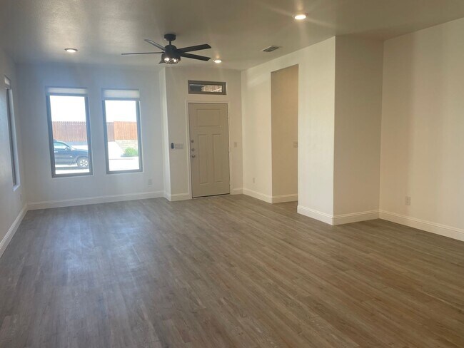 Building Photo - 3 Bedroom Rental Available July 9th in Fre...