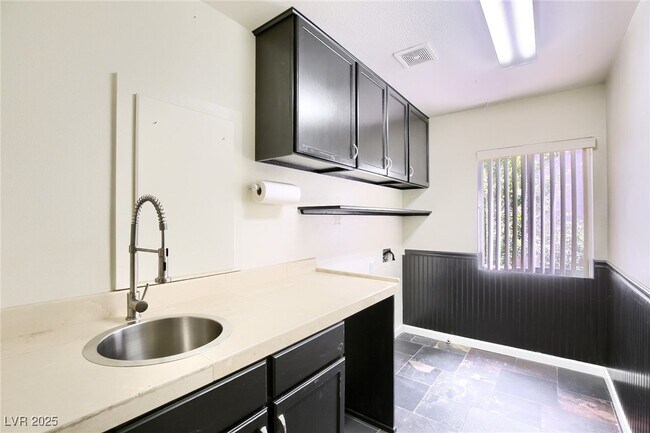 Building Photo - 8732 Castle Ridge Ave
