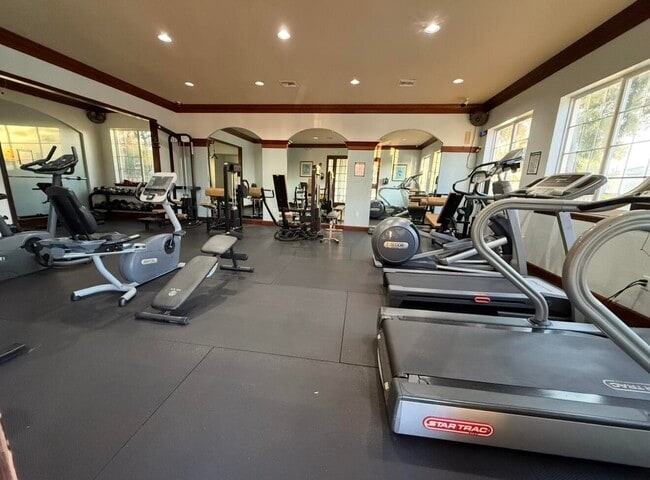 Building Photo - 100 Crestwood Ct N