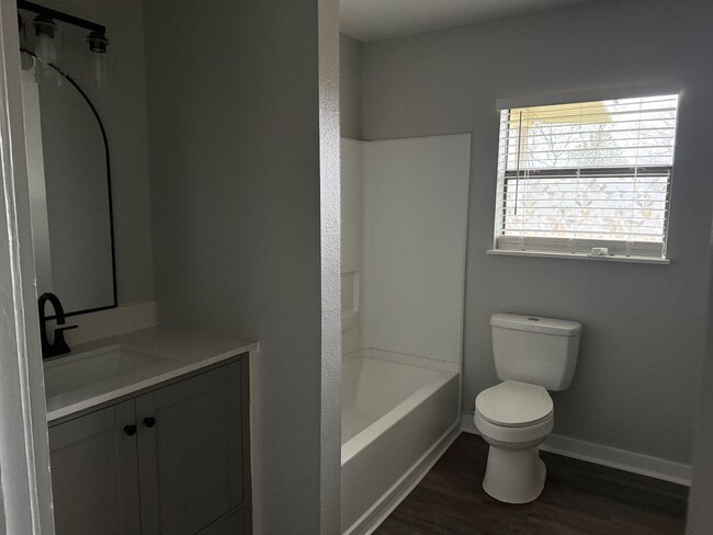 Building Photo - 3/3 HISD Fenced yard